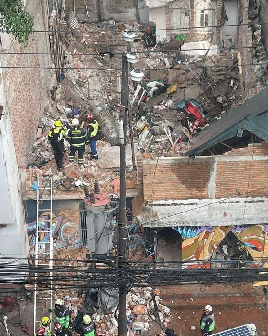 Continúa Búsqueda Tras Derrumbe en la Hipódromo Condesa; Usan Dron para Detectar Vida