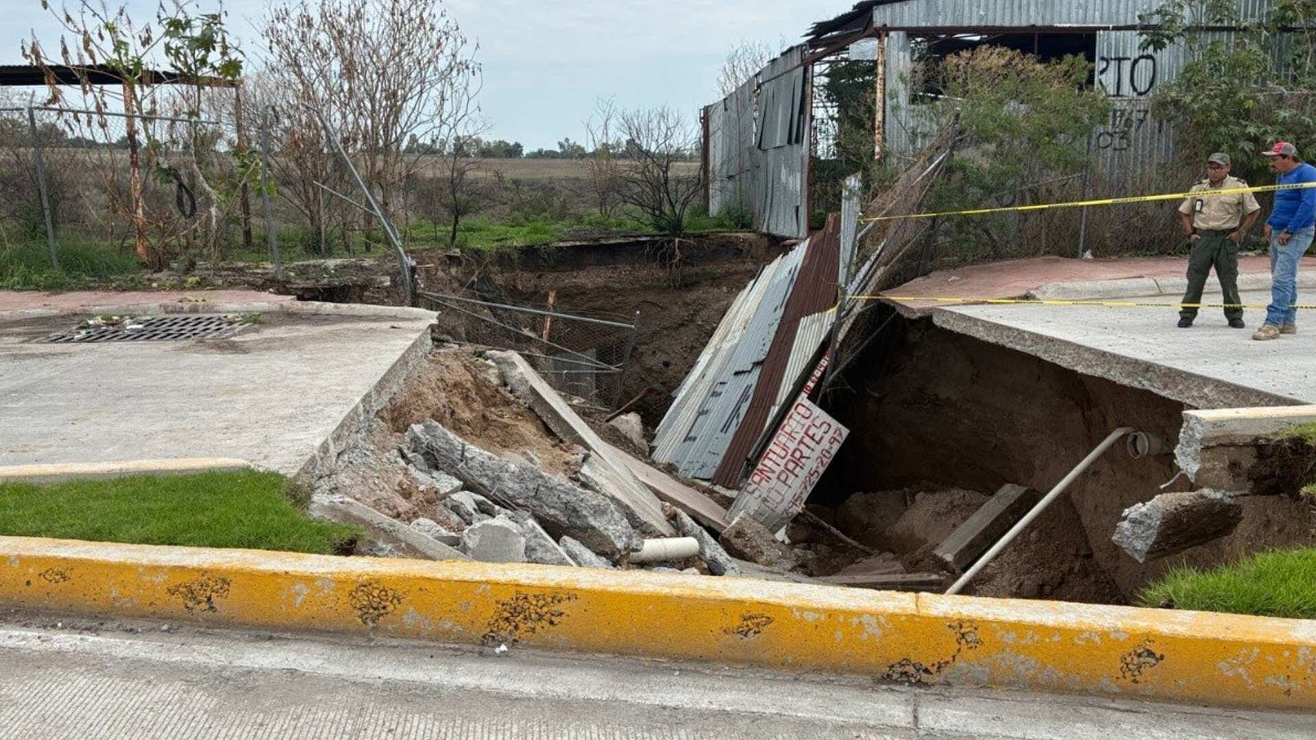 Reportan Megasocavón en Lagos de Moreno; Esto se Sabe al Momento