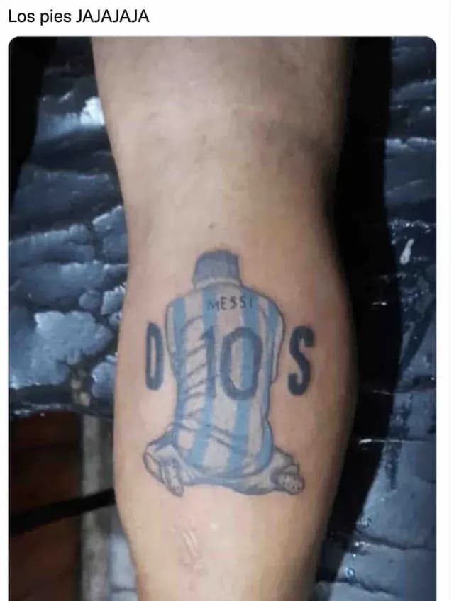Tatuaje de Messi con los pies pequeños
