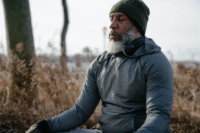 Hombre realiza meditación al aire libre