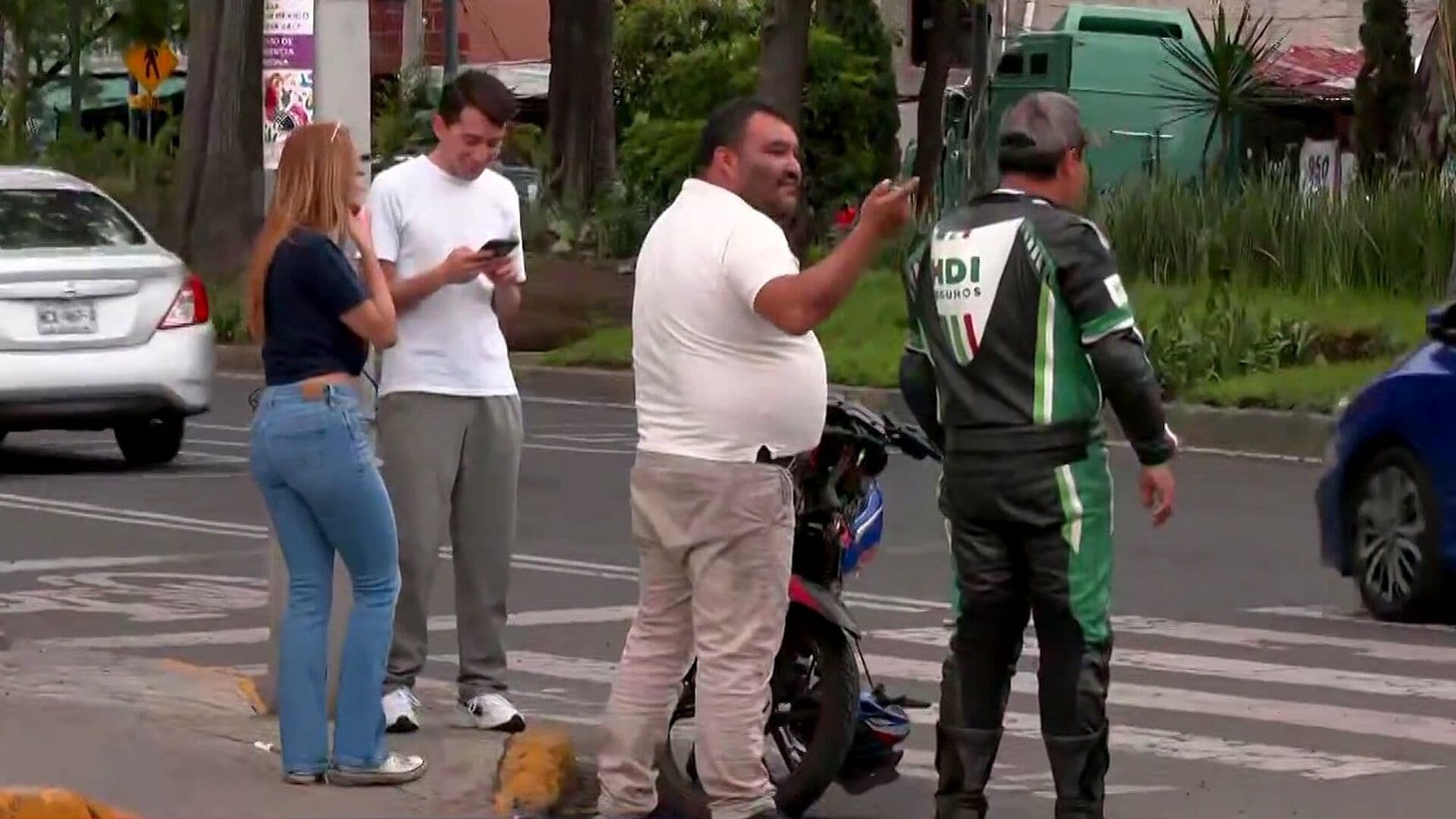 Motociclistas Chocan en Calzada La Viga; Atienden Emergencia en Iztacalco, CDMX