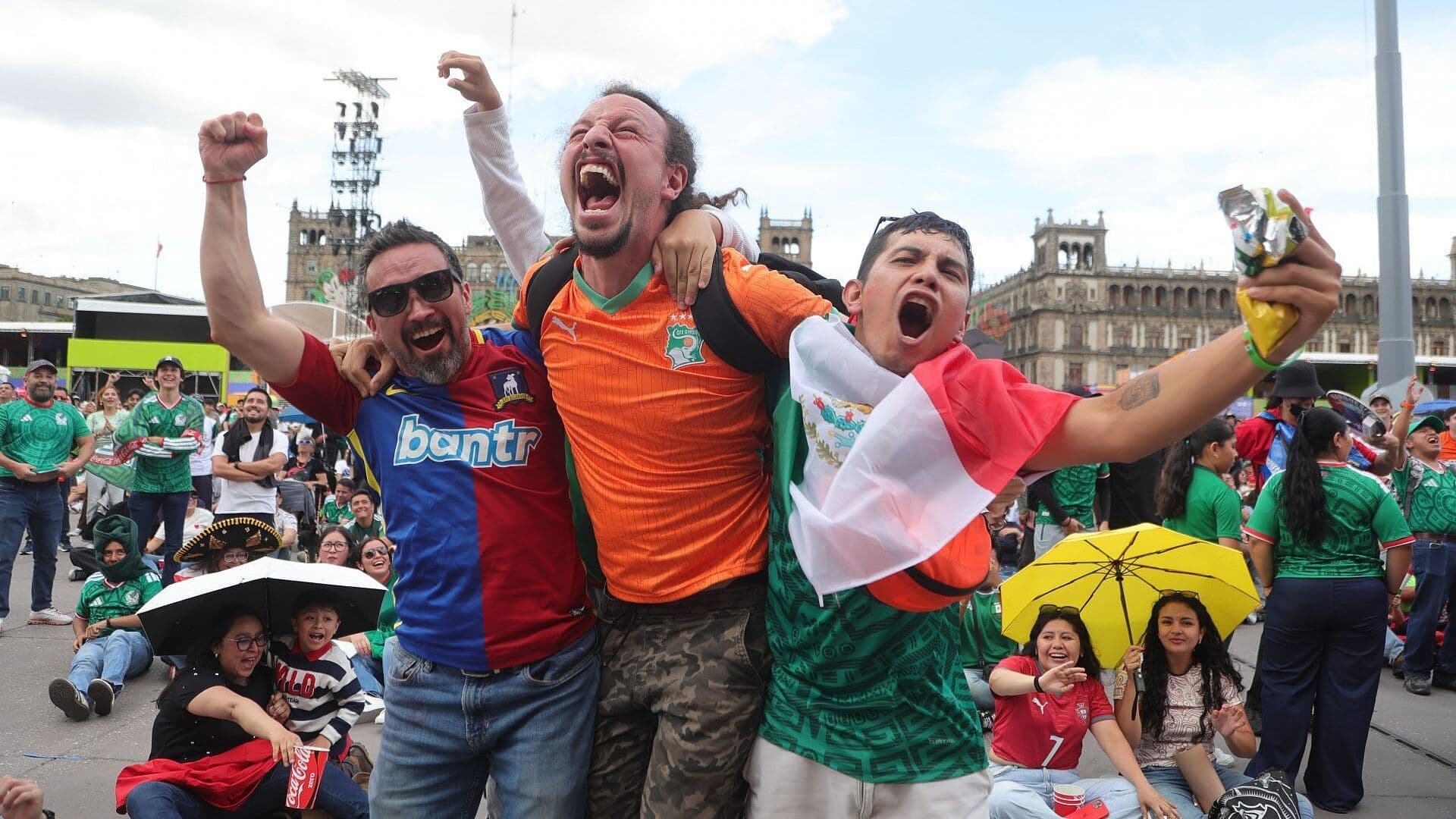 Así Miles de Aficionados Viven la Fiesta del Futbol en el Zócalo de la CDMX