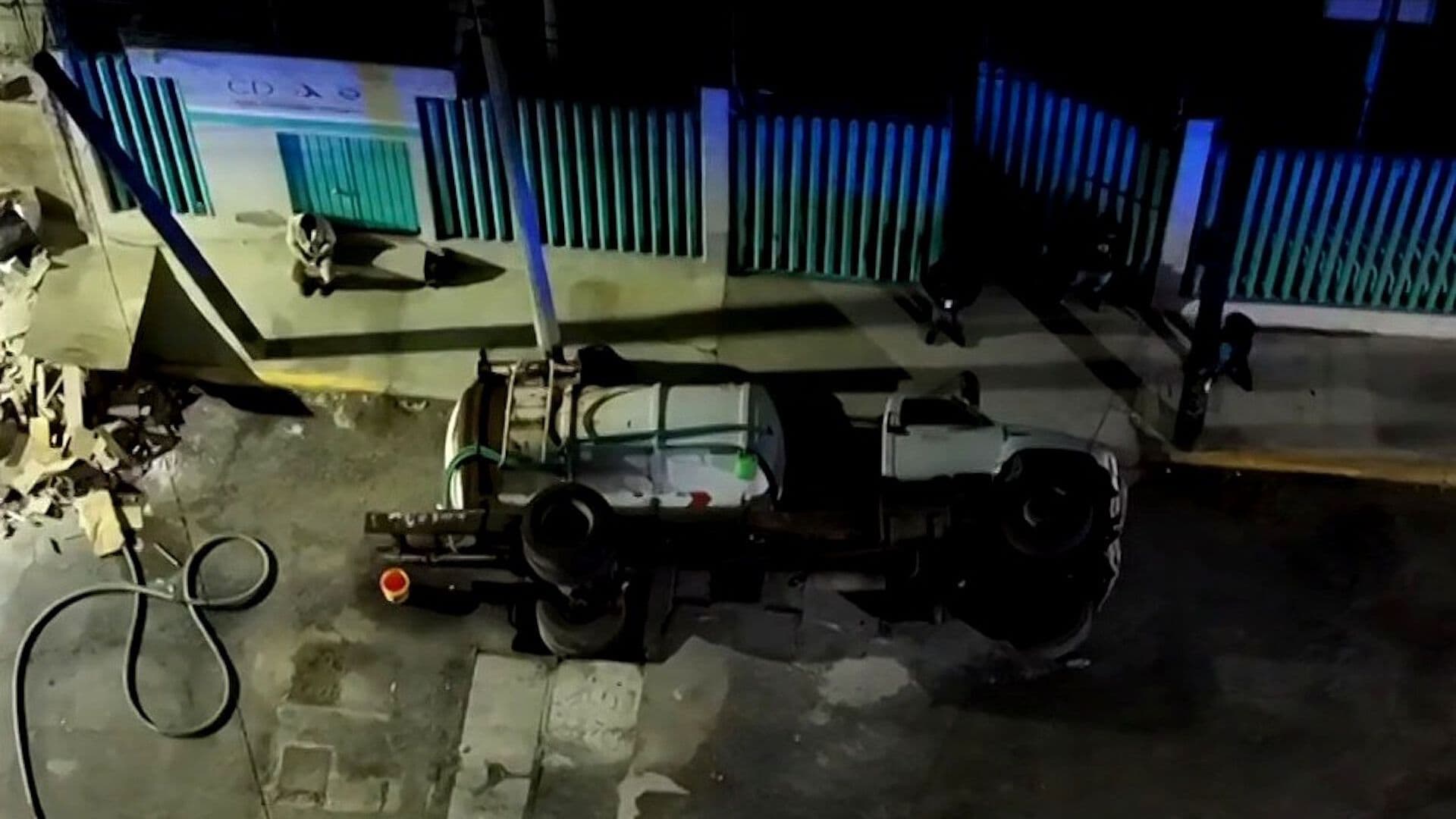 Vuelca Pipa con Hipoclorito al Caer en Hundimiento en Iztapalapa, CDMX