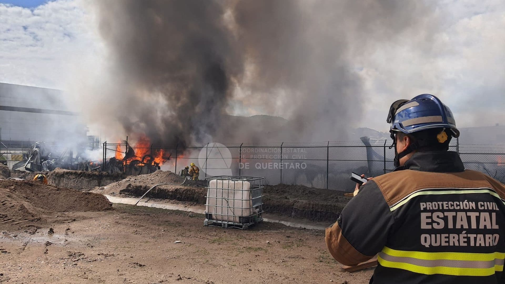 Incendio Arrasa Fábrica en Querétaro; Bomberos Controlan el Fuego Tras 4 Horas