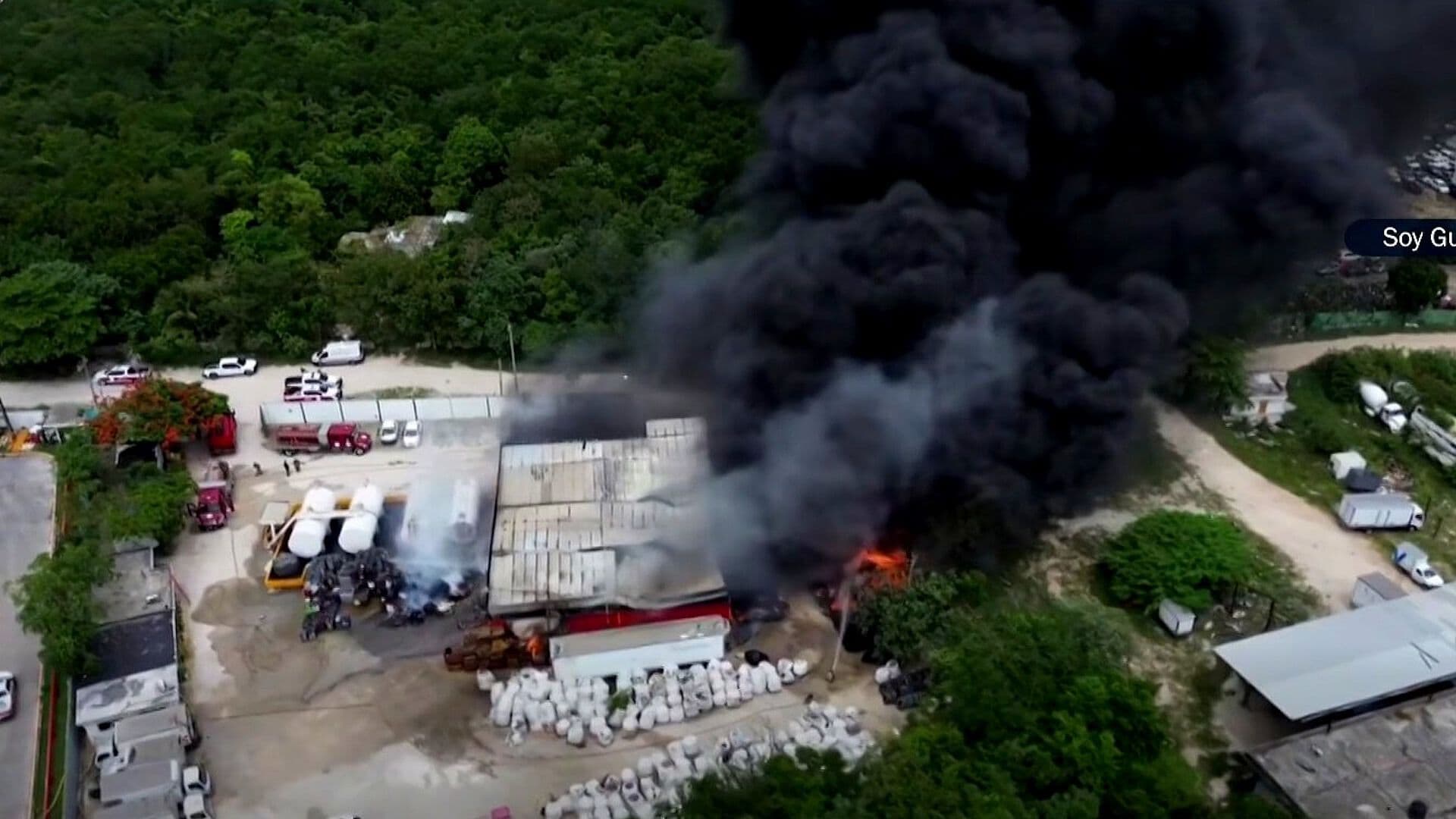 Incendio en Bodega de Combustible Consume en Avenida López Portillo, Cancún, Quintana Roo