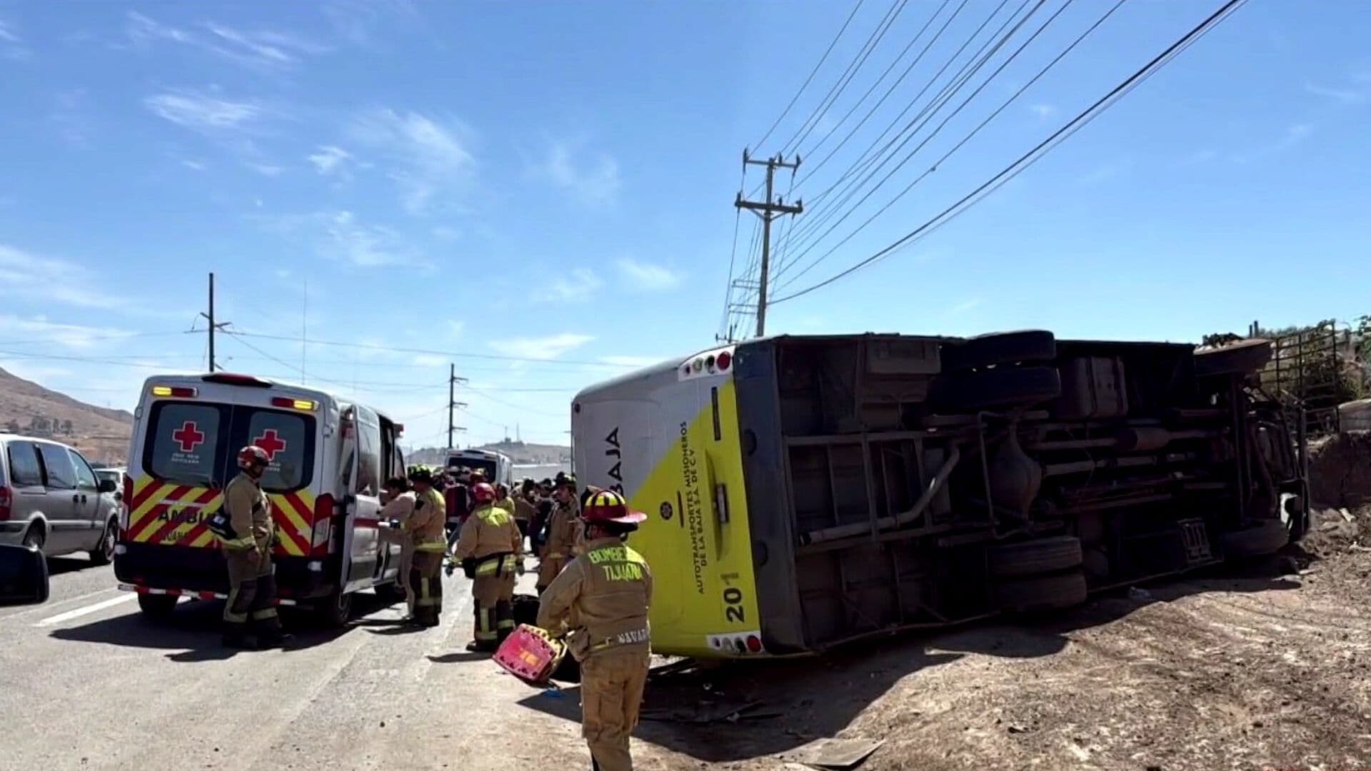 Volcadura de Camión Dejó al Menos 20 Heridos en Tijuana, Baja California