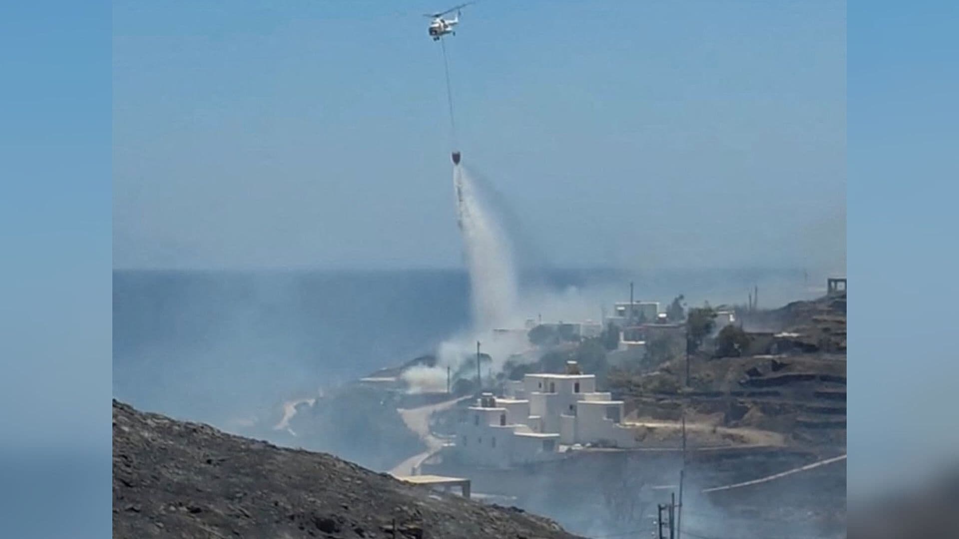 Incendio Forestal en Isla de Syros Grecia Combaten Equipos de Emergencia en Tri-a Lagonia