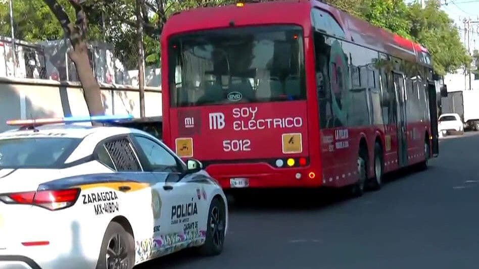 Metrobús Impacta Mototaxi en Venustiano Carranza; Hay Un Lesionado