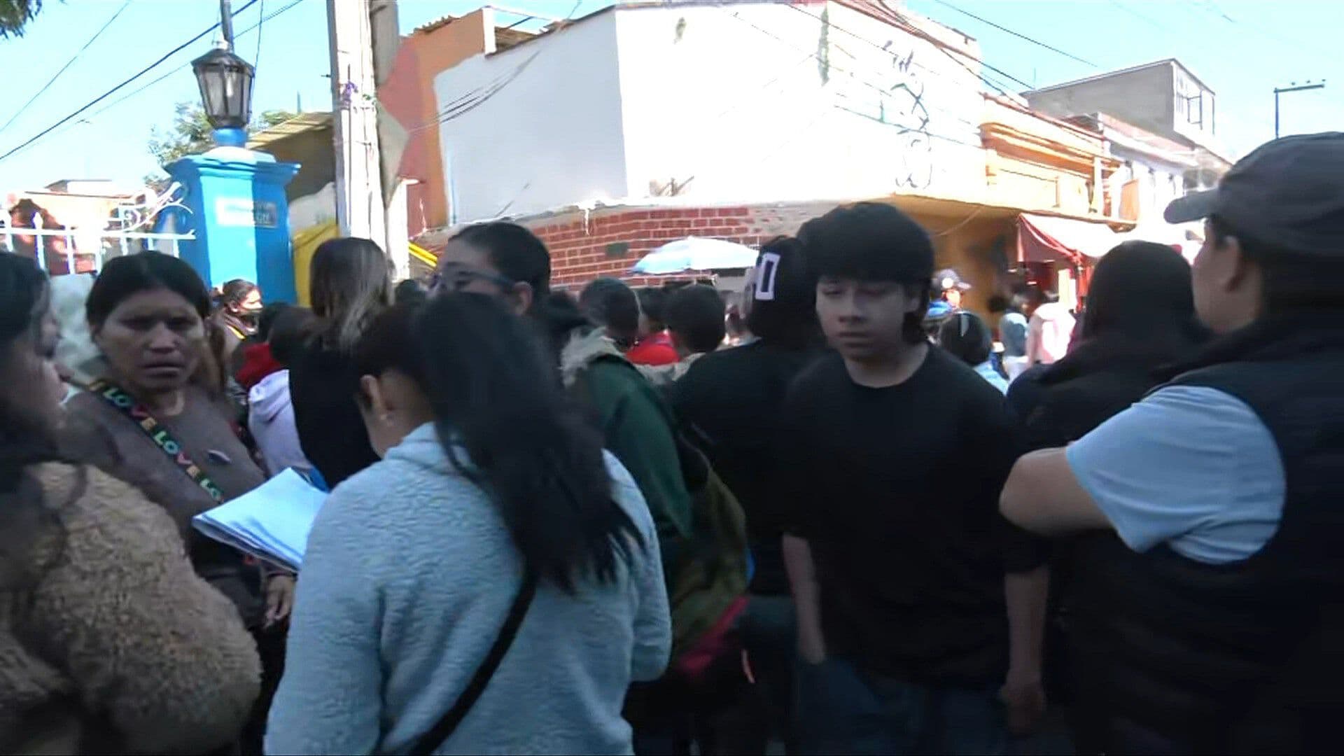 Padres Protestan por Alumno que Presuntamente Entró Armado a Primaria de Xochimilco