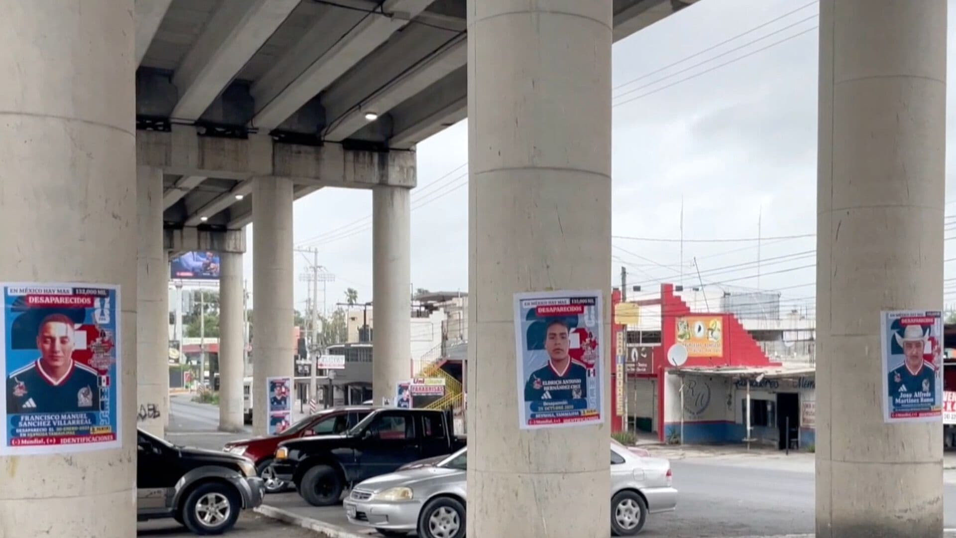 Colectivo de Búsqueda en Reynosa Coloca Estampas de Desaparecidos en Puente Broncos