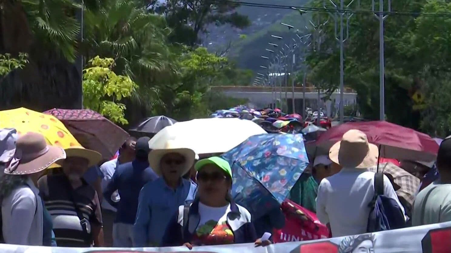 CETEG Marcha en Chilpancingo; Miles de Niños Permaneces Sin Clases en Guerrero