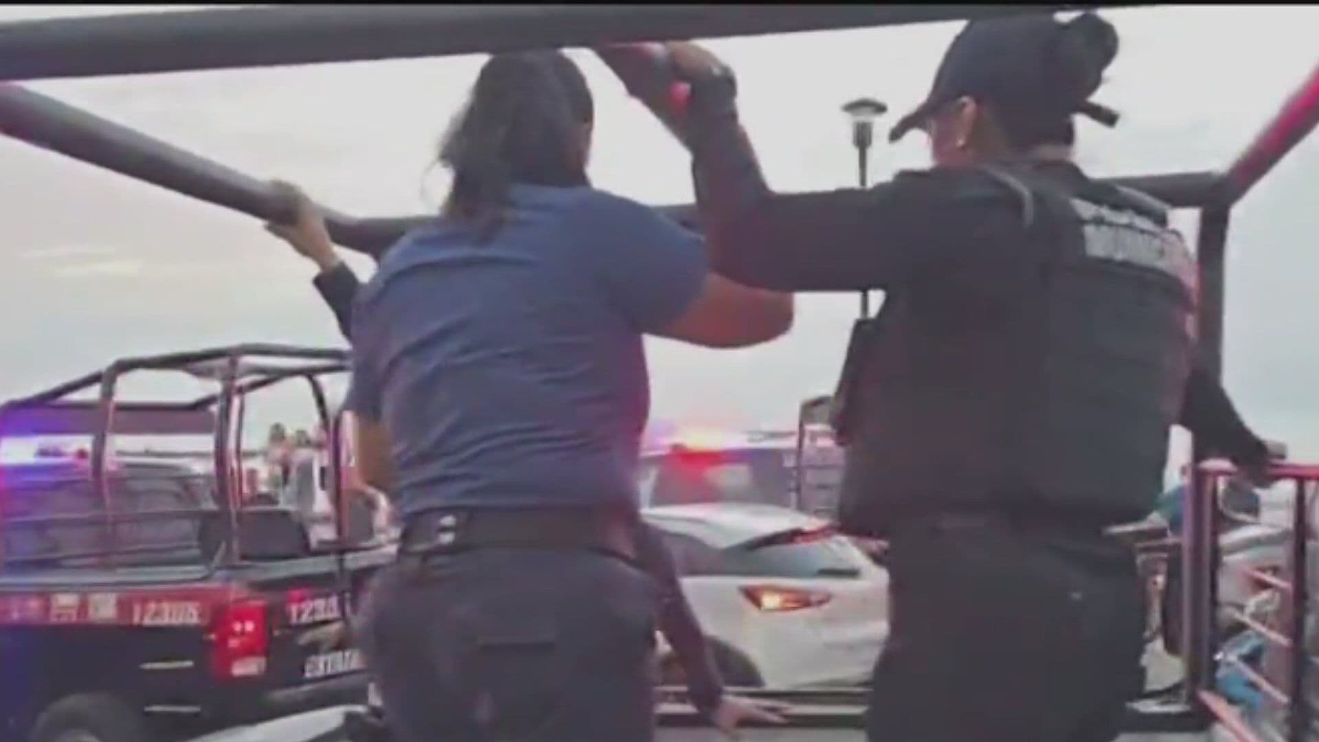 VIDEO: Policías Intentan Frenar Riña entre Taxistas y Turistas en Cozumel y Terminan Golpeados