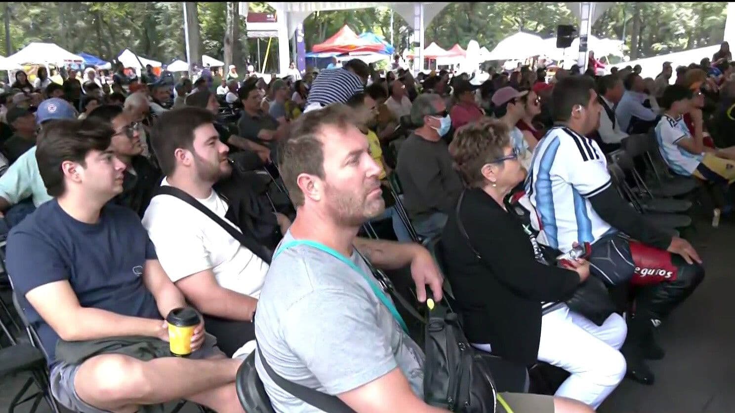 Aficionados Disfrutan Partido de Argentina en Parque La Bombilla
