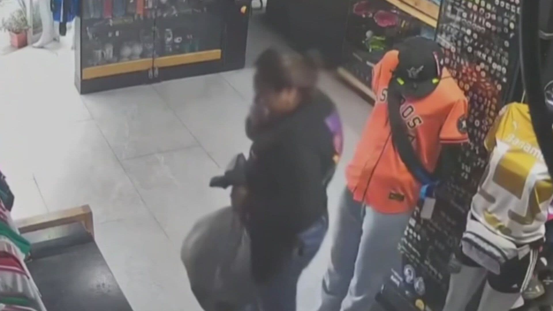 VIDEO: Momento en que Dos Ladronas Roban Jerseys en una Tienda de Puebla