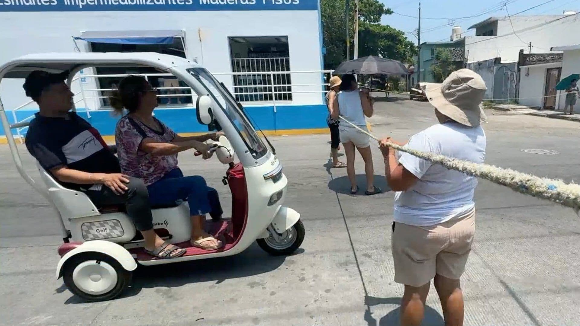 Bloquean Avenida Yañez por Falta de Luz en Veracruz