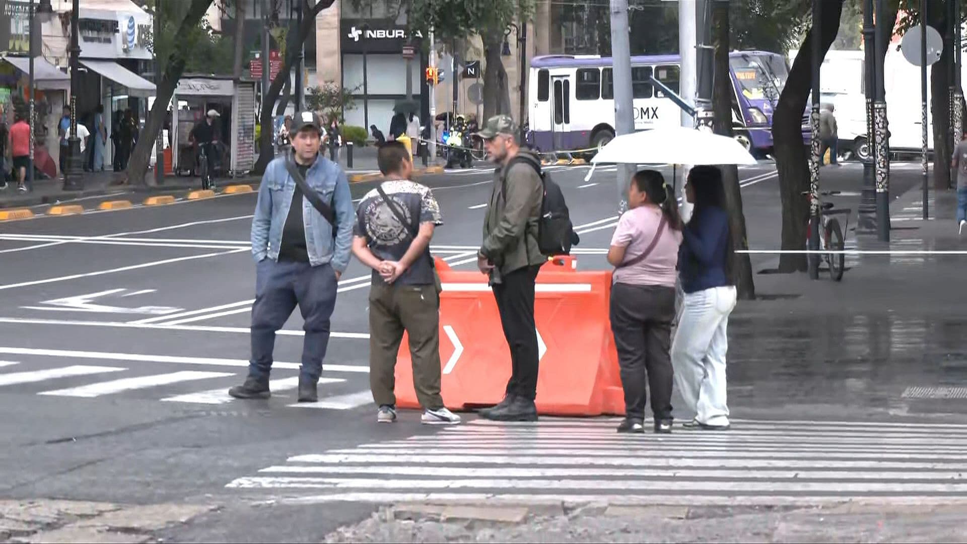 Artesanos Impiden Paso de Vehículos en Izazaga, CDMX; Esto Sabemos