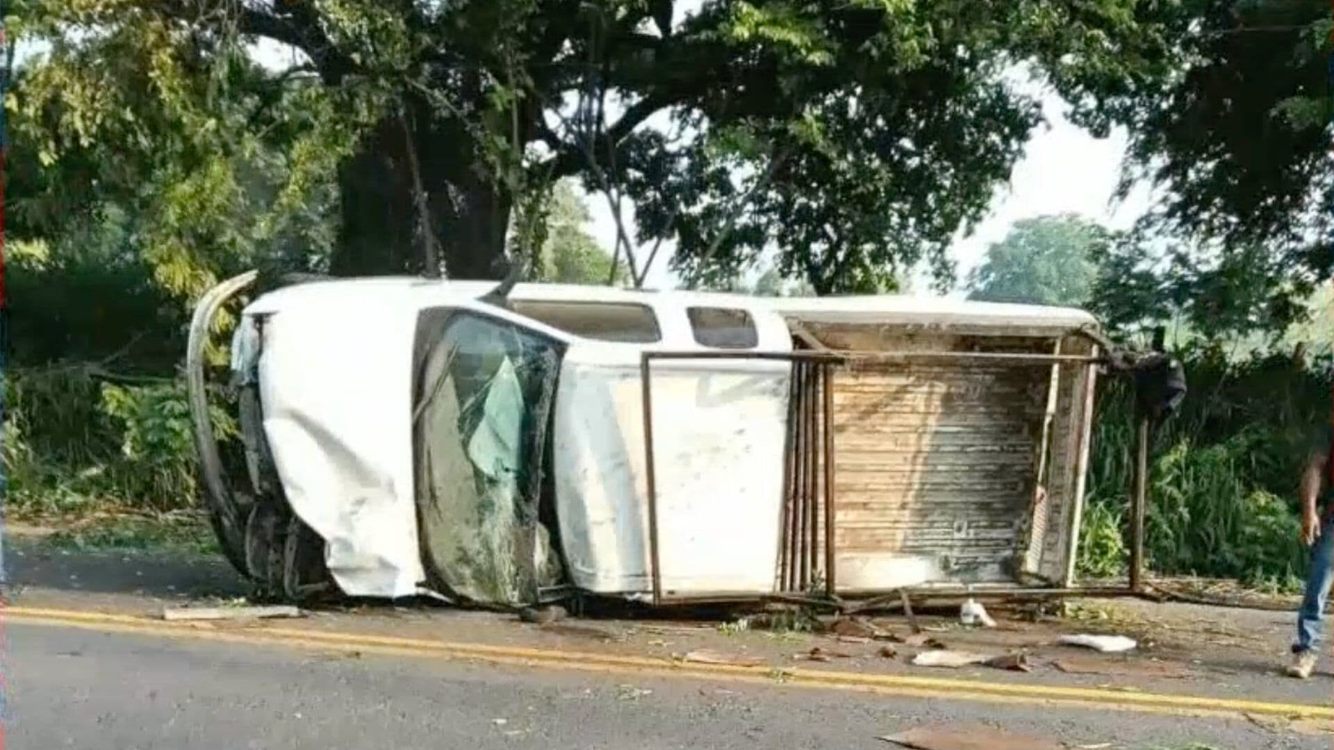 Vuelca Camioneta en Carretera Federal Cuitláhuac La Tinaja