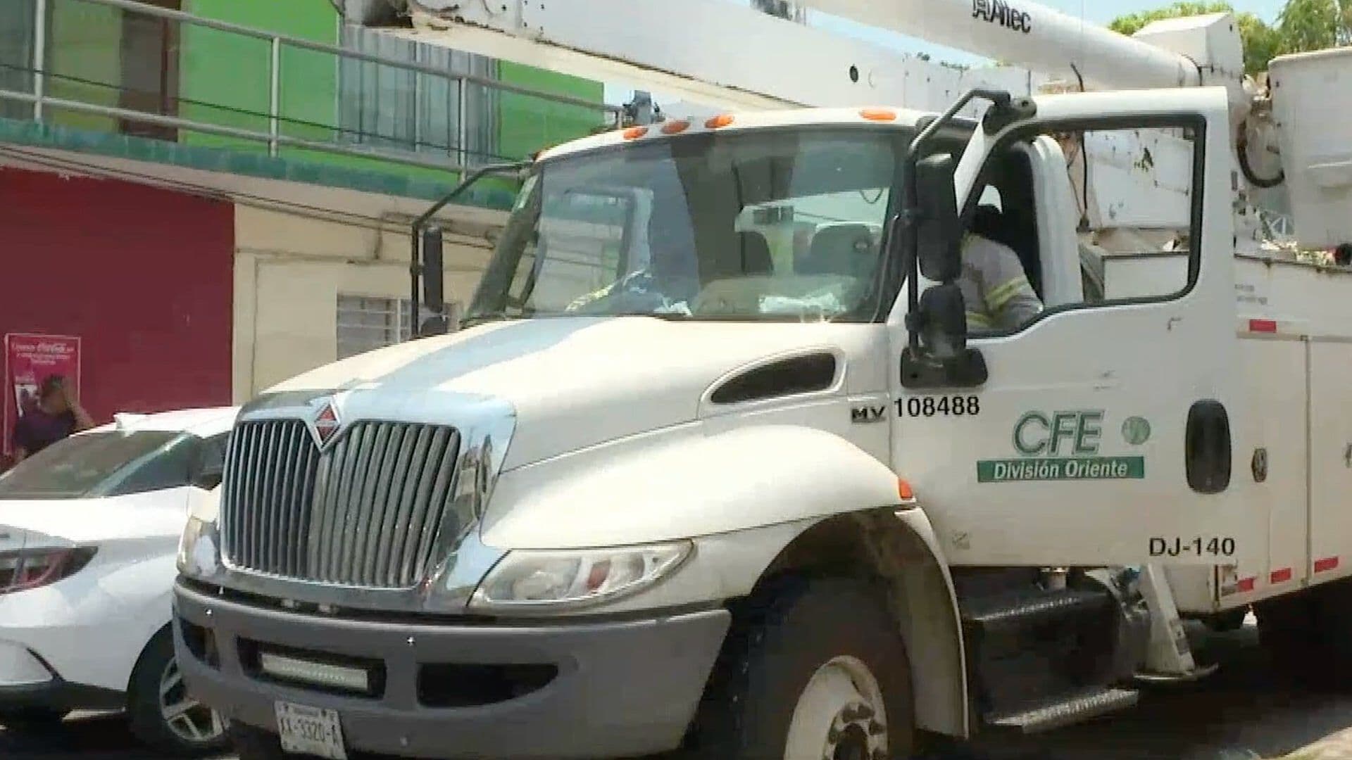 Vecinos Retienen a Trabajadores de CFE en Boca del Río por Falta de Luz