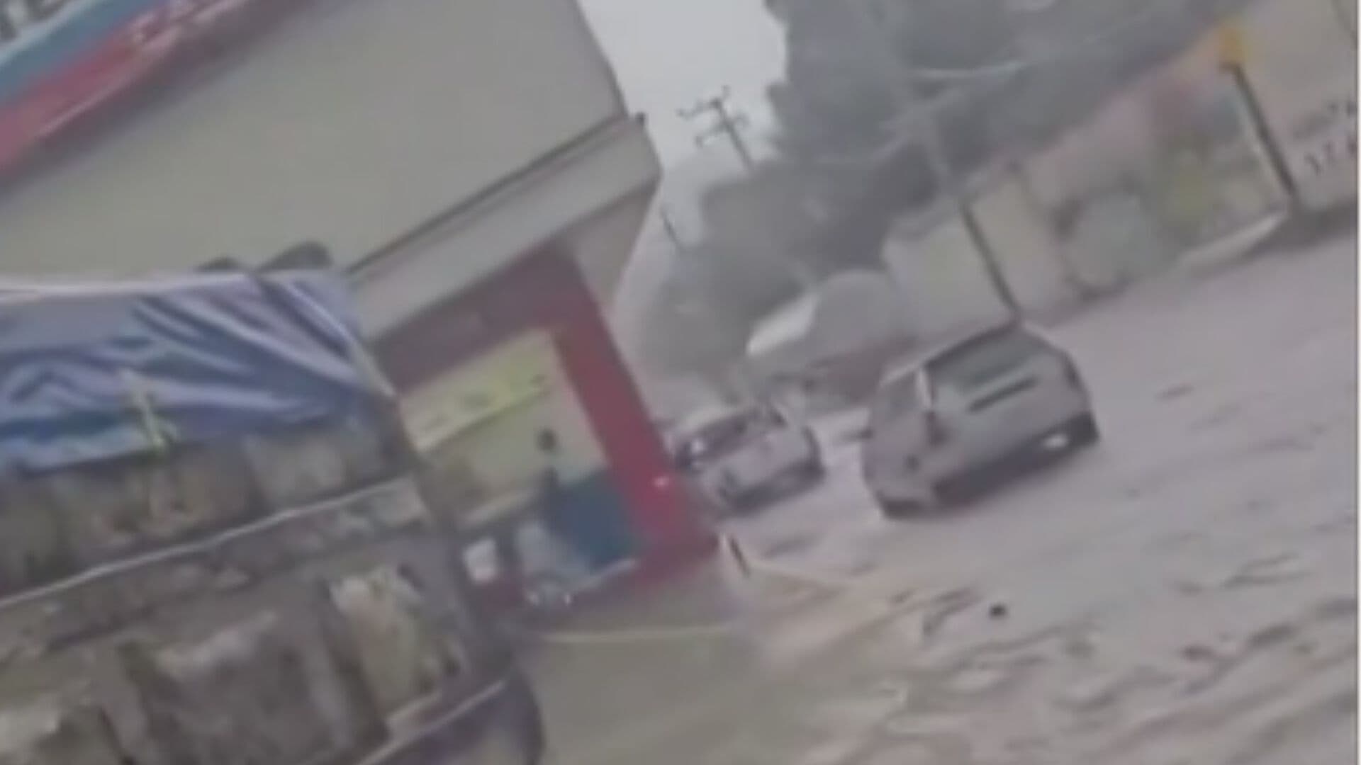 Como Fuente: Captan Aguas Negras Brotando por Coladeras en La Paz, Edomex