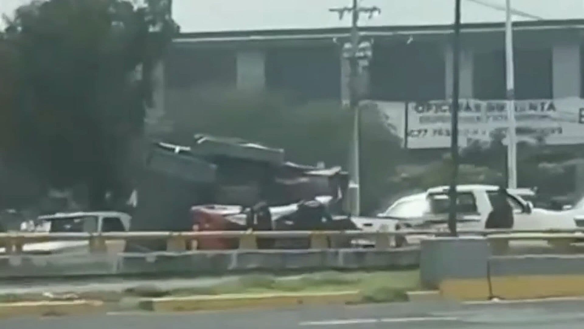 Volcadura en el Bulevar Morelos en León Provoca Tráfico por Horas