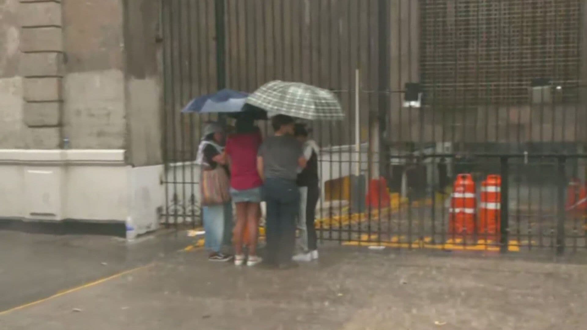 Comunidad Trans Resiste la Intensa Lluvia para Ser Recibida por Secretaría de Gobernación