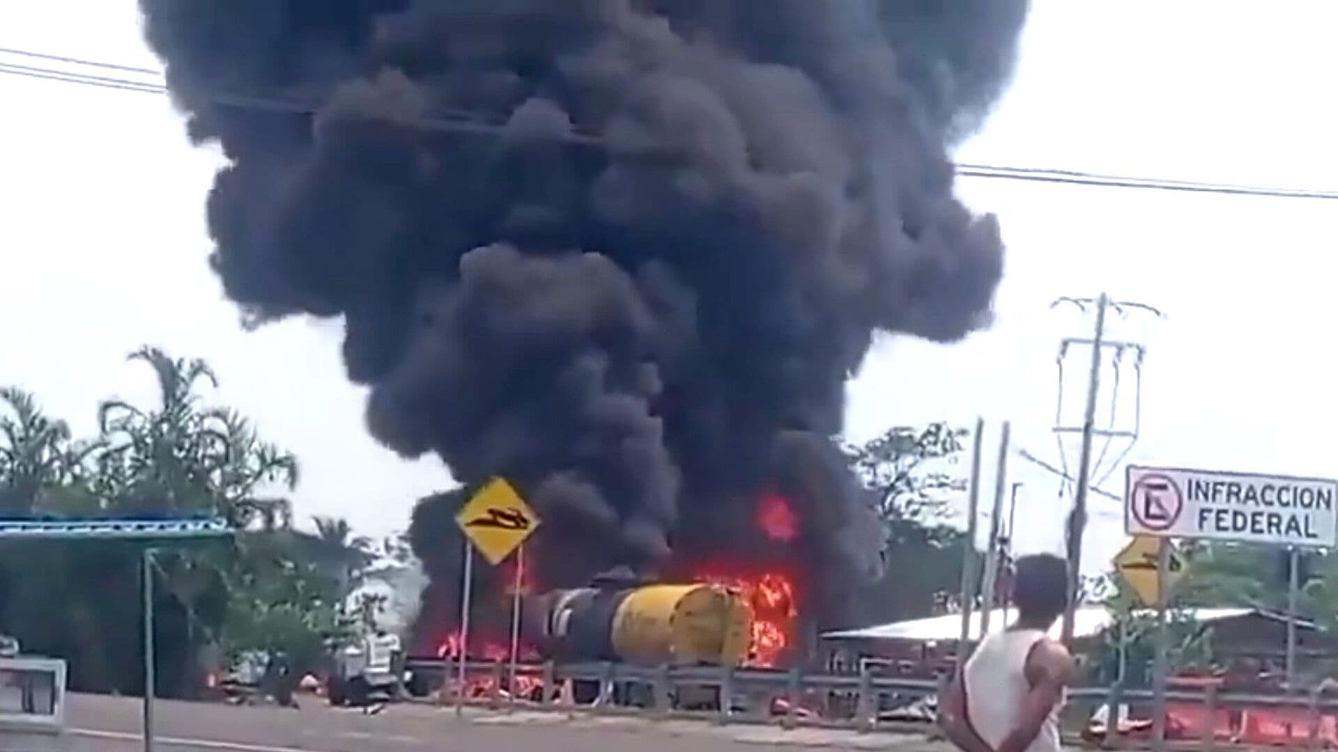Pipa de Combustible Explota tras Chocar Contra Retén de la Guardia Nacional en Tabasco