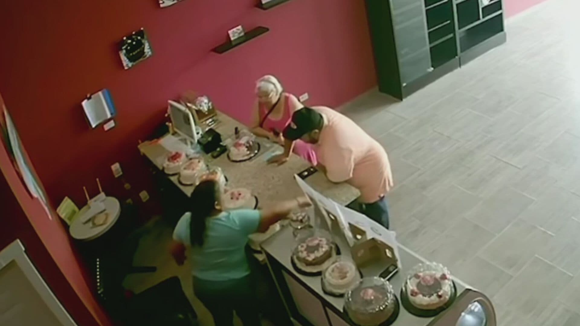 Pareja Inconforme por Pastel Tira Todo a Su Paso y Huye en Tamaulipas