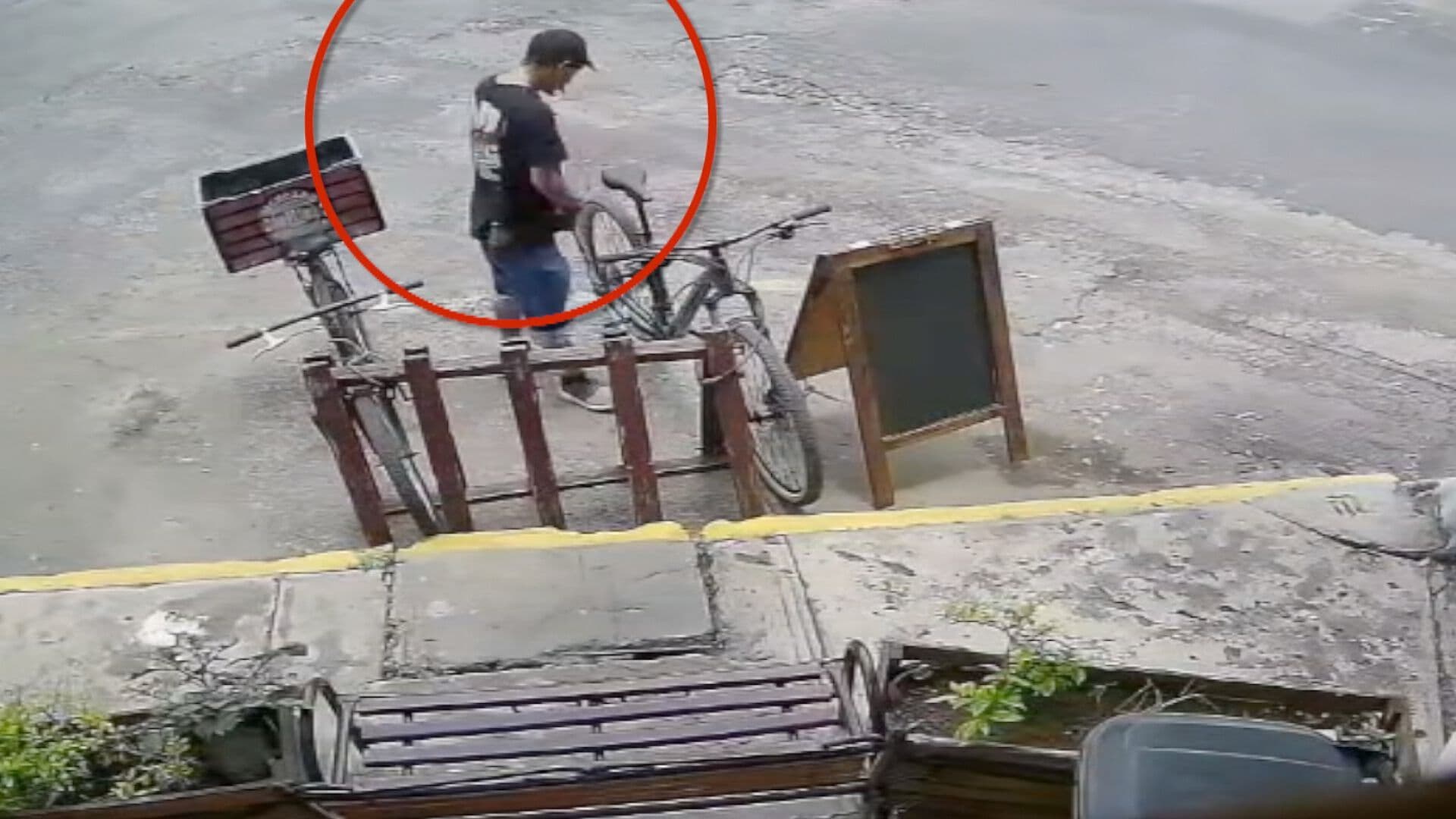 Video Ladrón Detenido por Robo de Bicicleta Estacionada en Puebla Momento Exacto