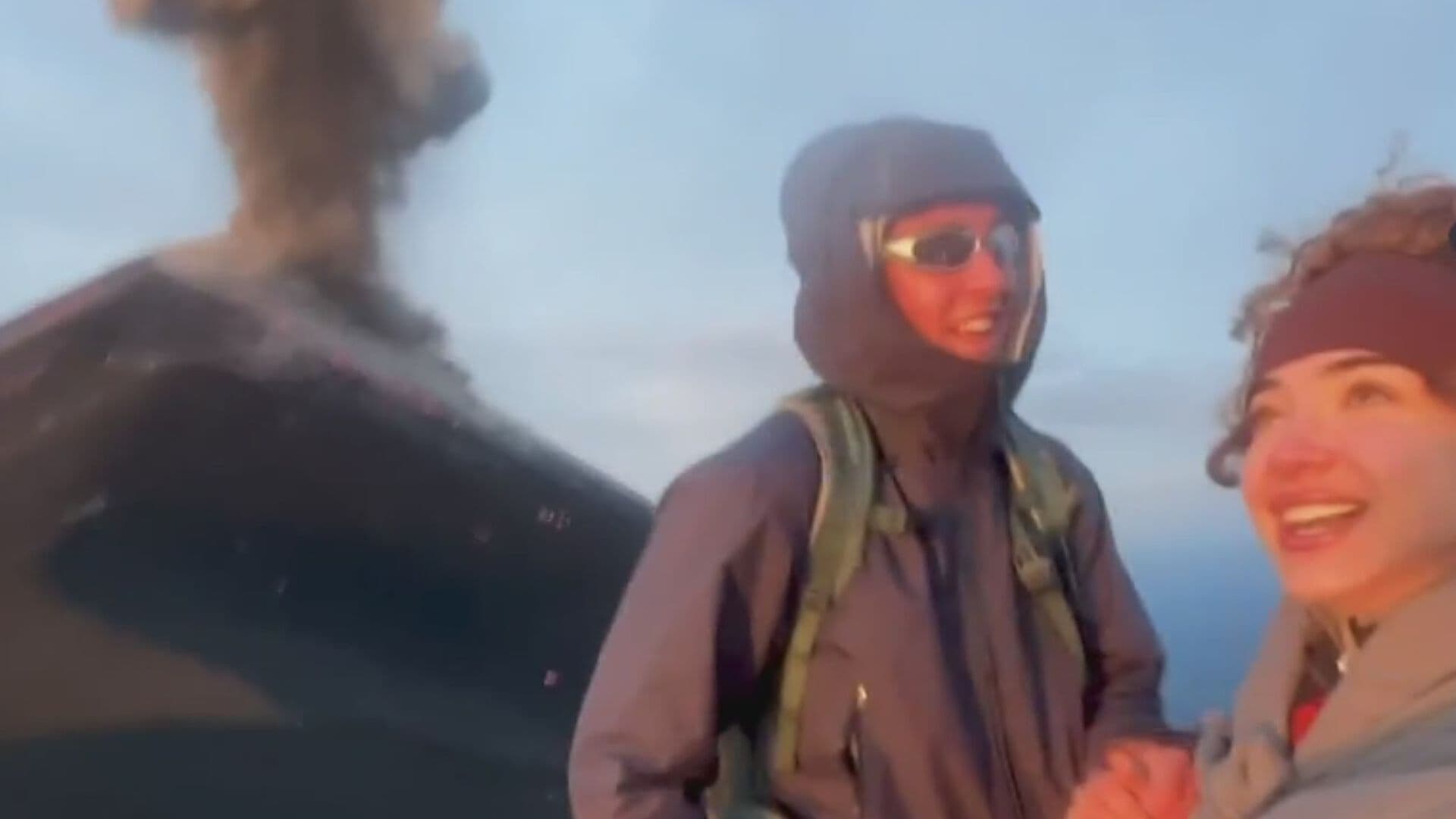 Momento Exacto que Excursionistas Escapan de Erupción del Volcán de Fuego