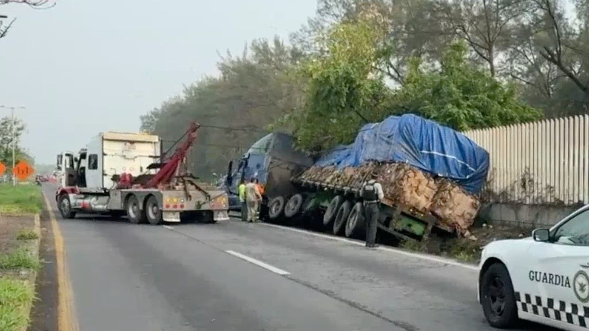 Accidente de Tráiler Provoca Caos Vial en la Carretera Veracruz Xalapa Unidad Cae a Cuneta