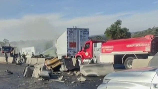 Incendio Consume Tráiler Luego de Choque con Muro de Contención en Veracruz