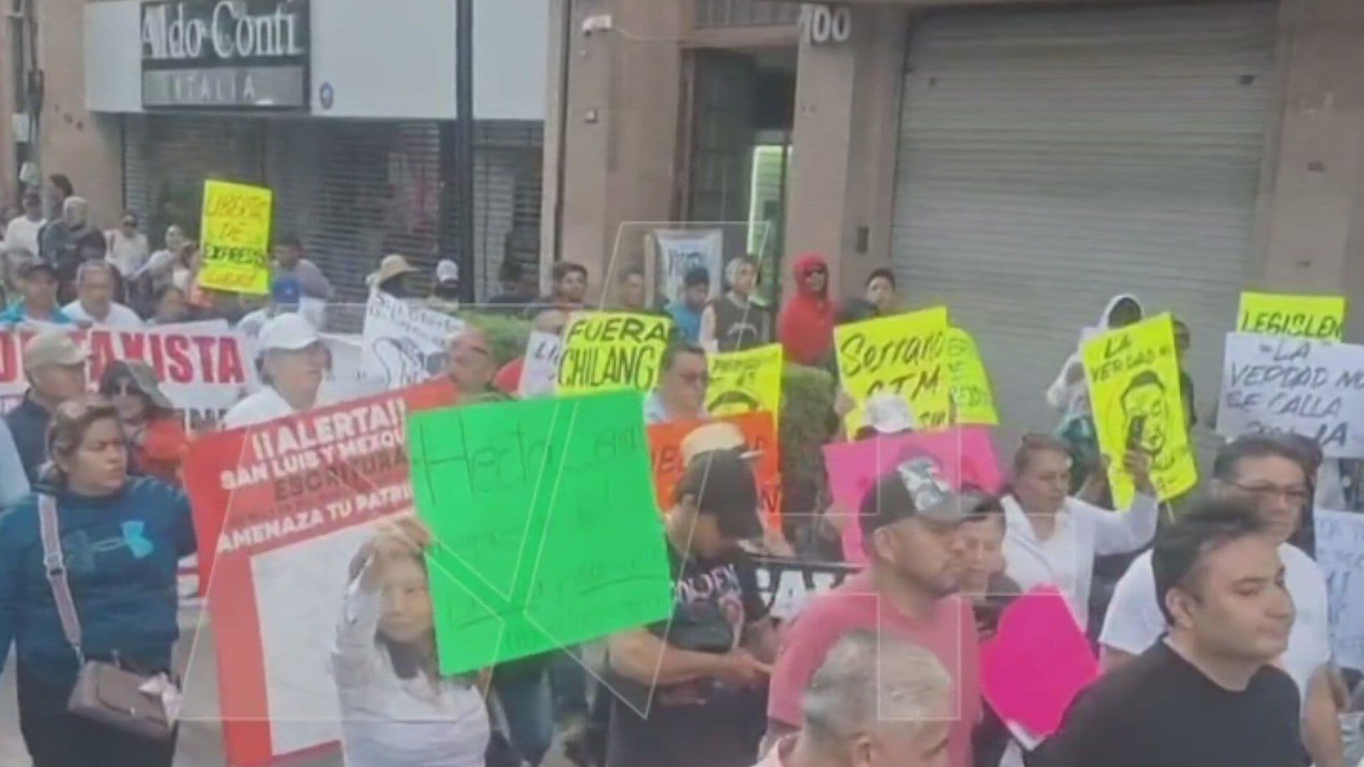 Periodistas Irrumpen en el Congreso de San Luis Potosí; Así Trataron de Ingresar a la Fuerza