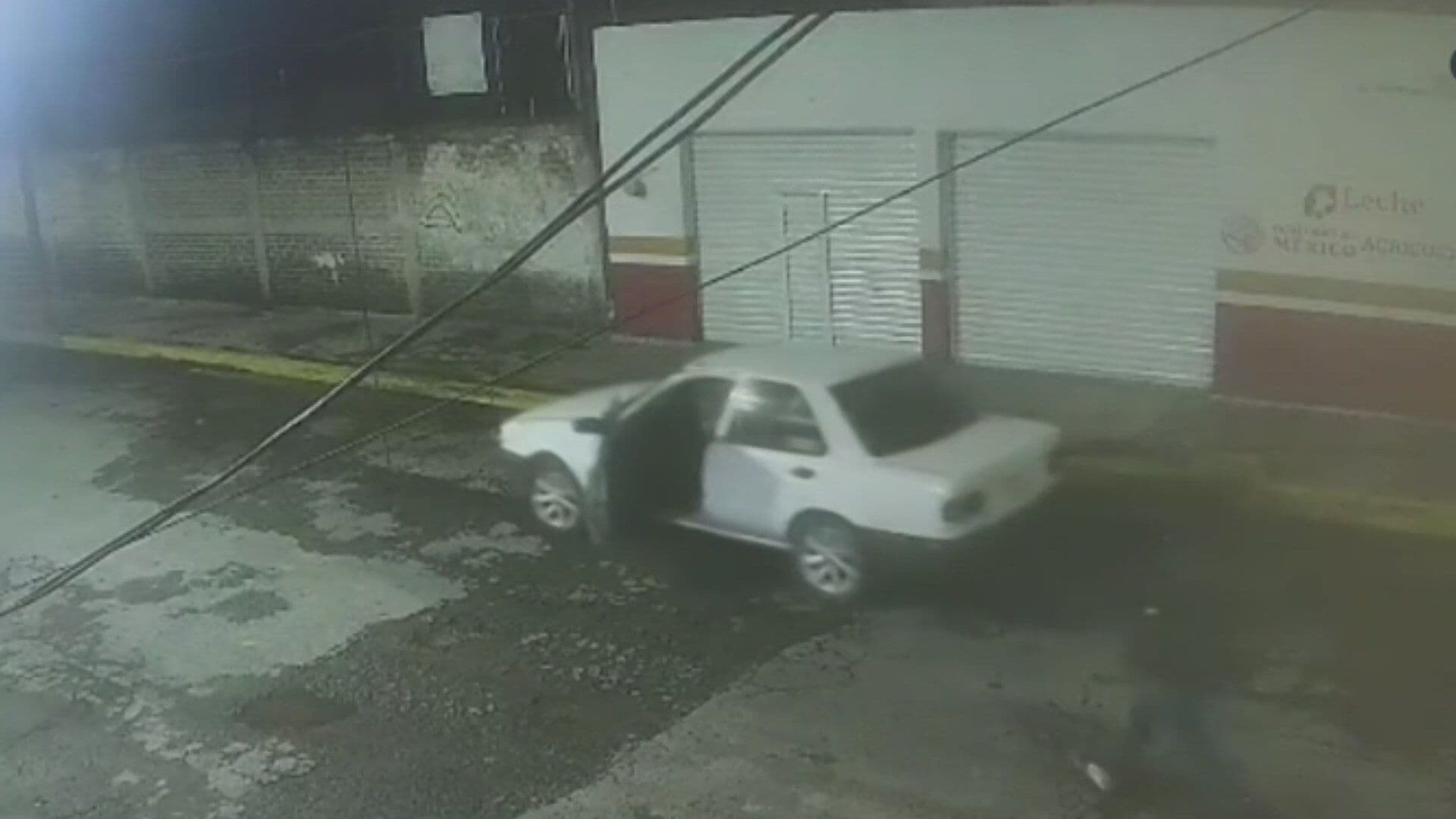 A Empujones: Ladrones Roban un Auto en Ecatepec, Edomex