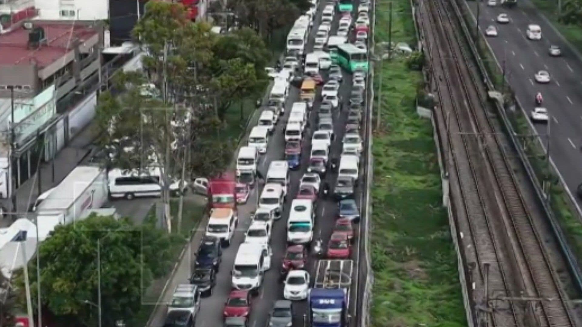 Desde el Aire: Así se Ven las Filas Kilométricas en la Calzada Zaragoza por Bloqueo