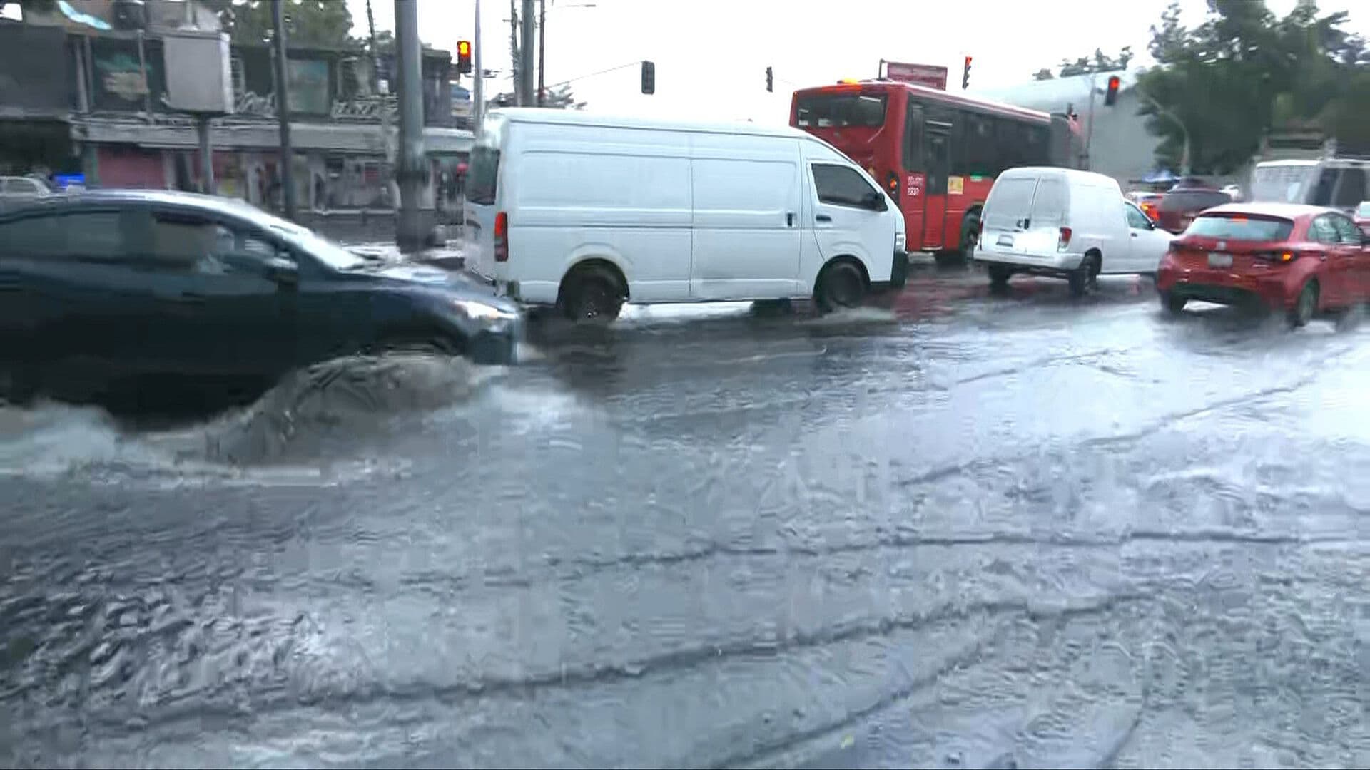 Fuertes Lluvias en CDMX Provocan Graves Encharcamientos en Canal de San Juan, Iztapalapa