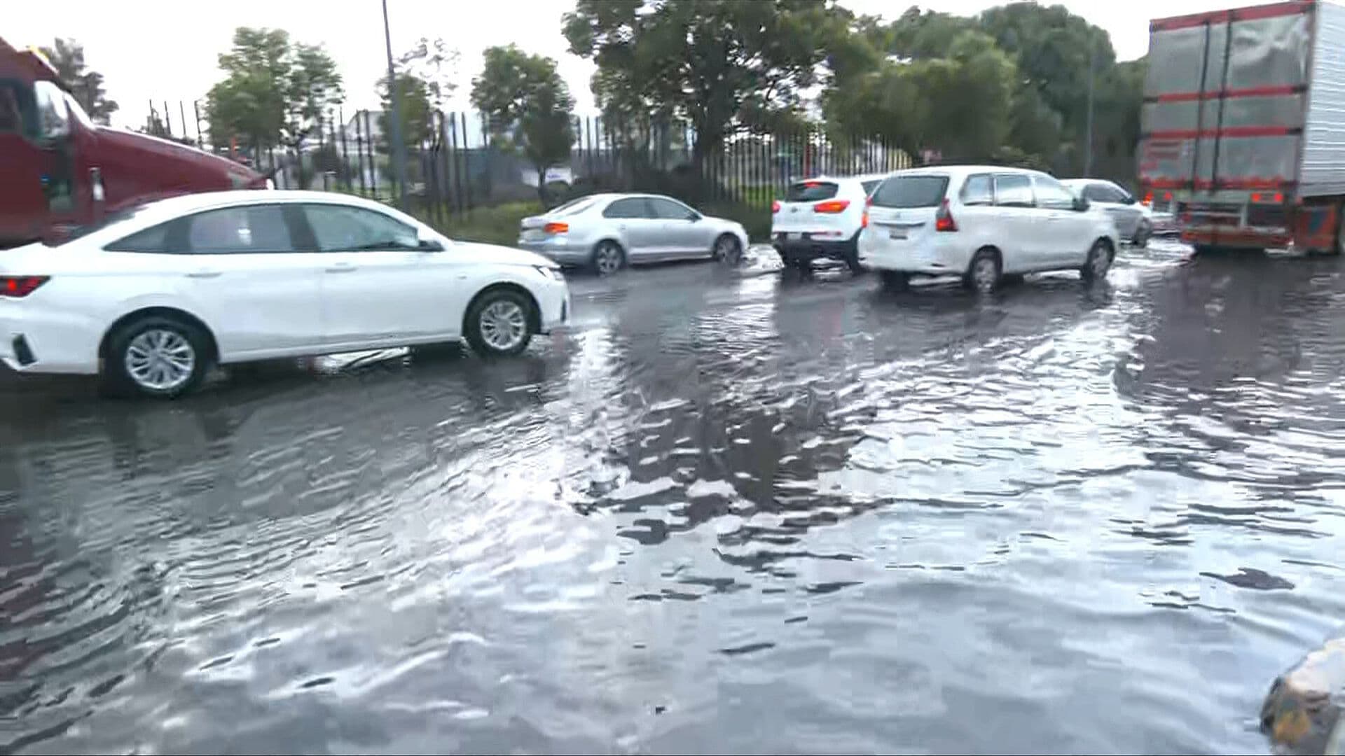 Lluvias de HOY Dejan Encharcamiento en Cuatro Carriles de Avenida de las Torres en Iztapalapa