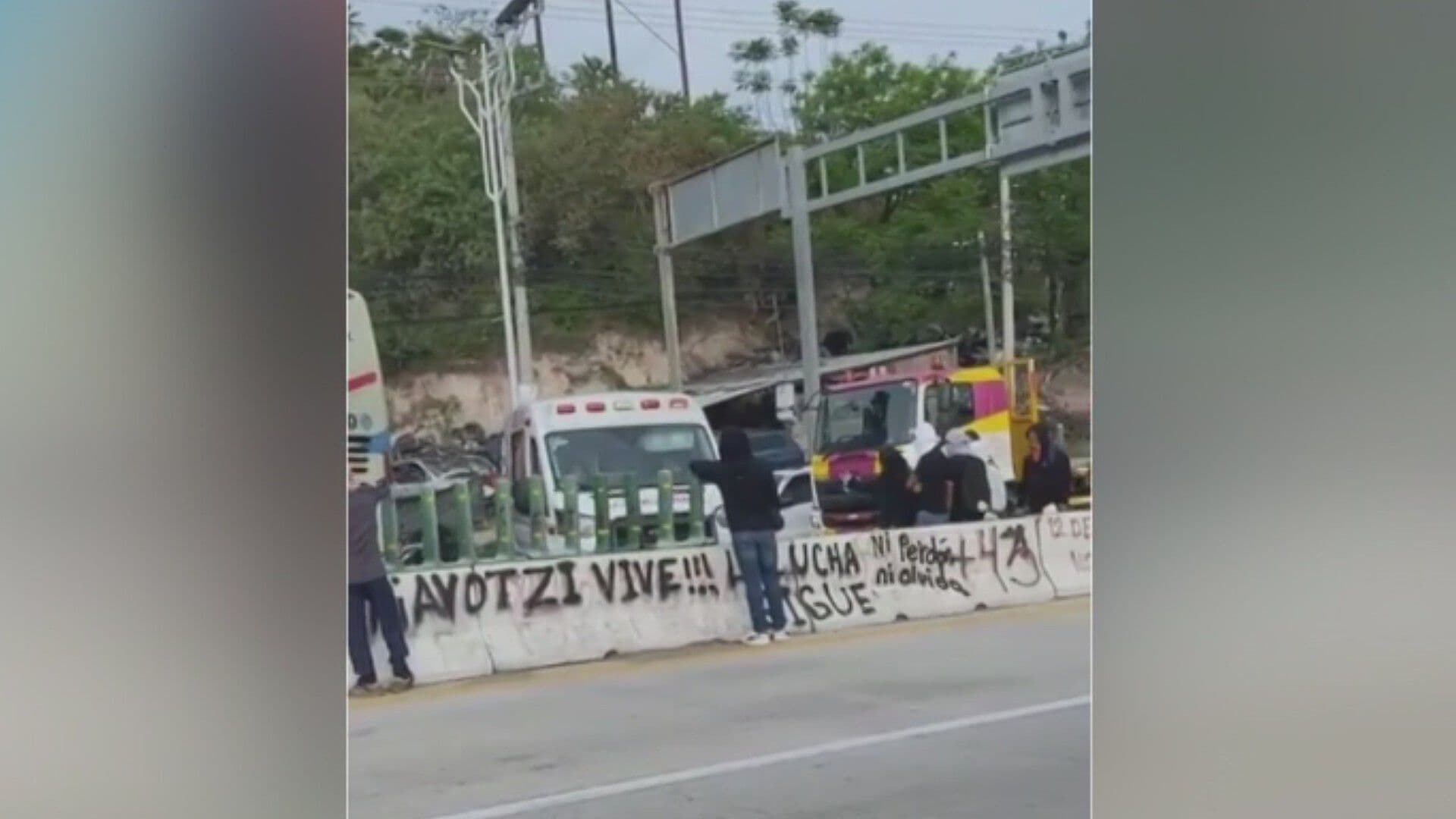 Normalistas de Ayotzinapa Bloquearon Ambos Sentidos de la México-Acapulco, en el Parador de El Marqués