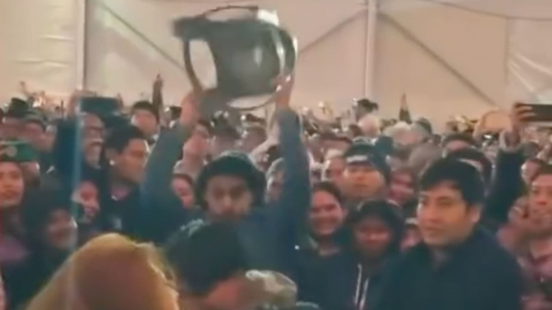 Riña Golpes entre Jóvenes en Concierto de Feria de Cuautlancingo Puebla