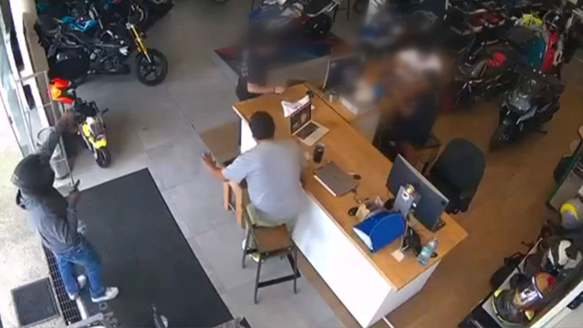 VIDEO: Asaltan con Violencia Agencia de Motocicletas en Cuernavaca, Morelos