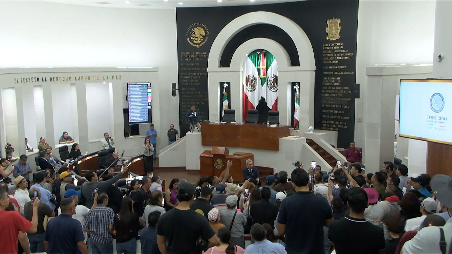 ¿Por Qué Irrumpieron Periodistas y Ciudadanos en el Congreso de San Luis Potosí?