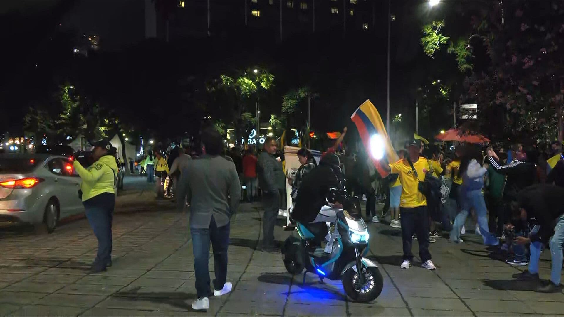 Aficionados de Colombia Celebran Triunfo contra el Congo en el Ángel de la Independencia