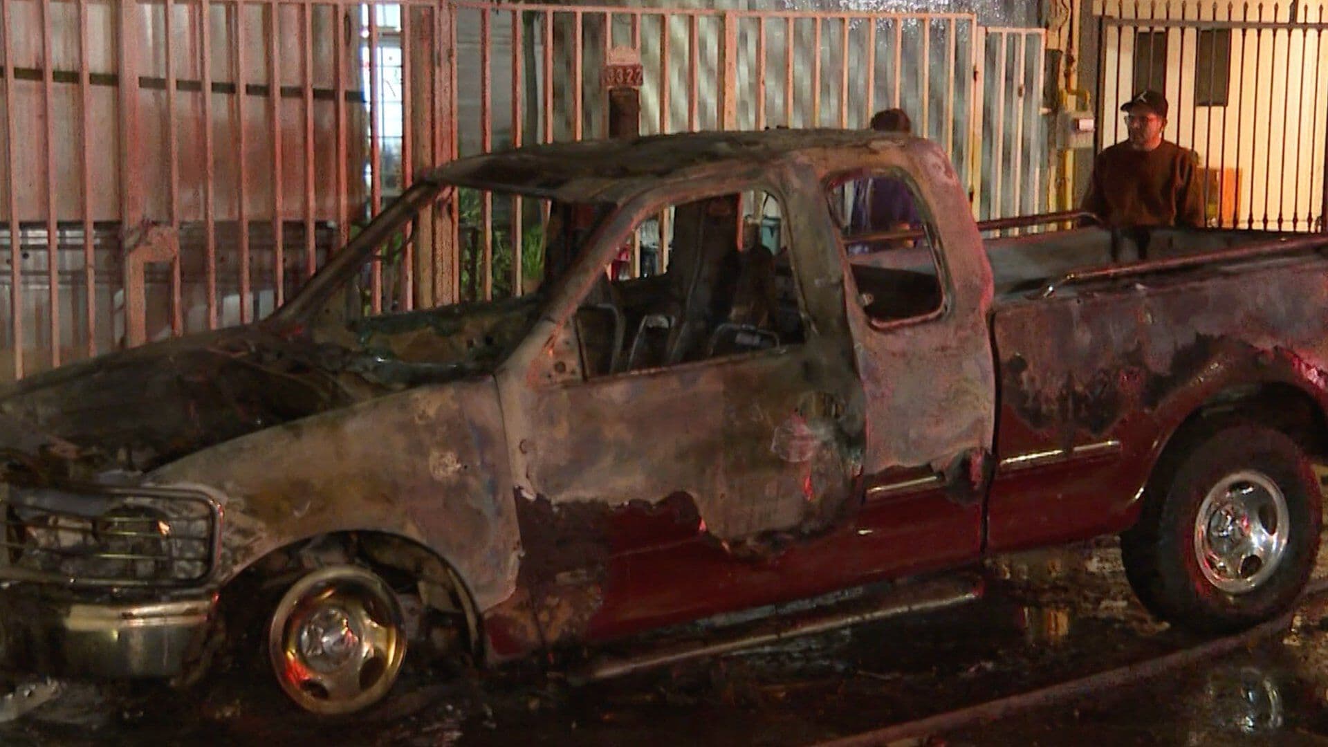 Incendian Camioneta en Guadalajara; la Unidad Quedó Completamente Calcinada