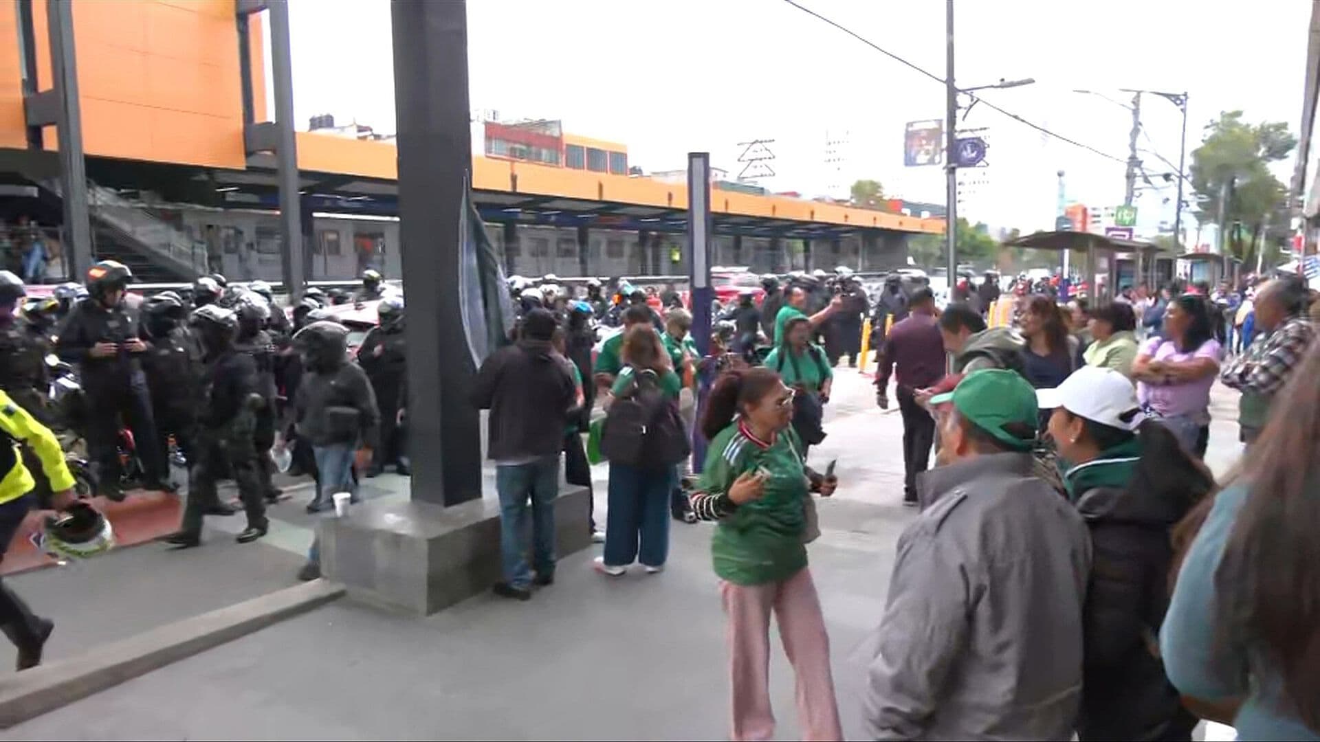 Manifestantes se Concentran Afuera del Metro Viaducto Hoy 24 de Junio 2026