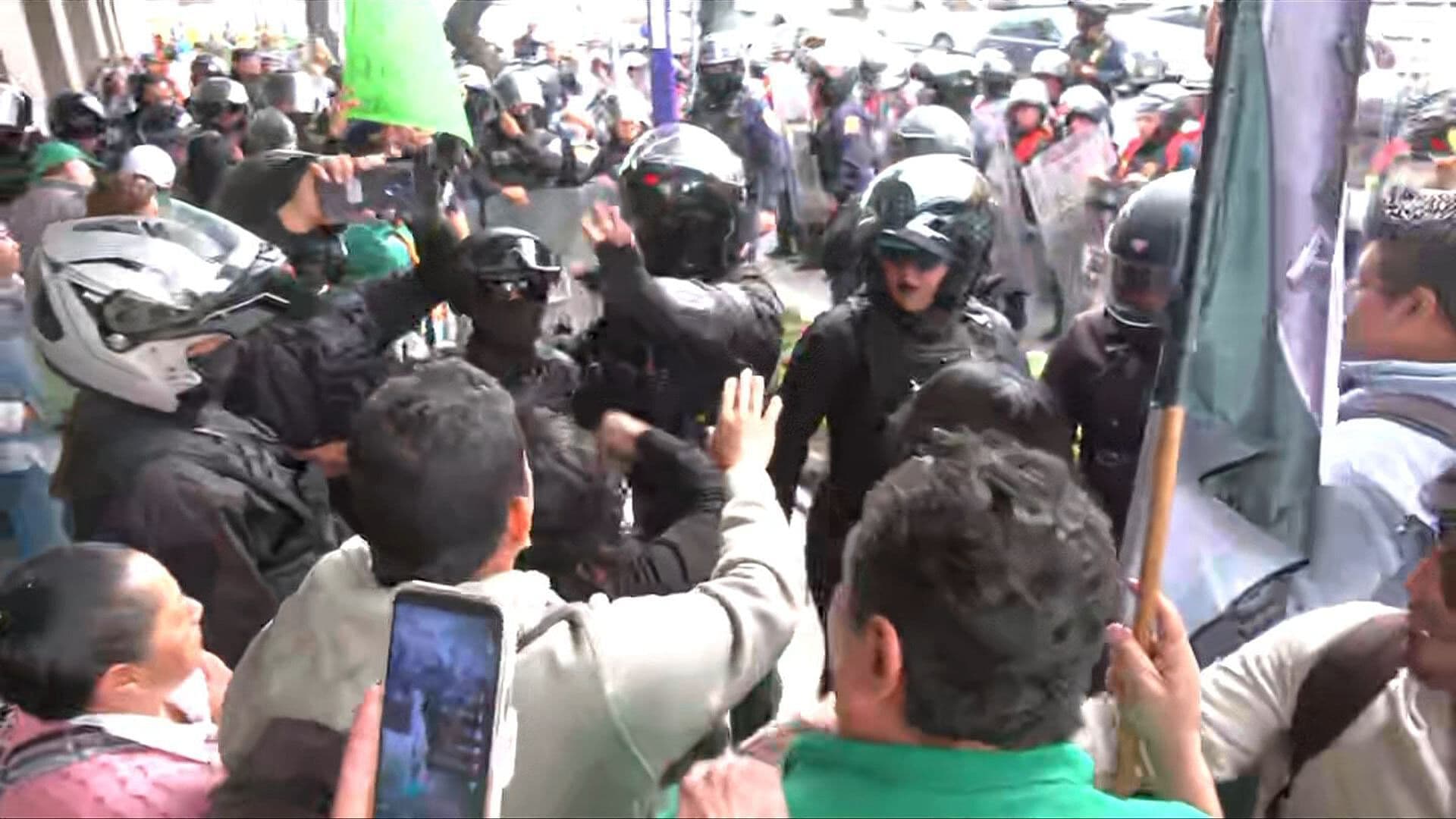 Policías Repliegan a Manifestantes Afuera de Metro Viaducto; Se Reportan Jalones y Empujones