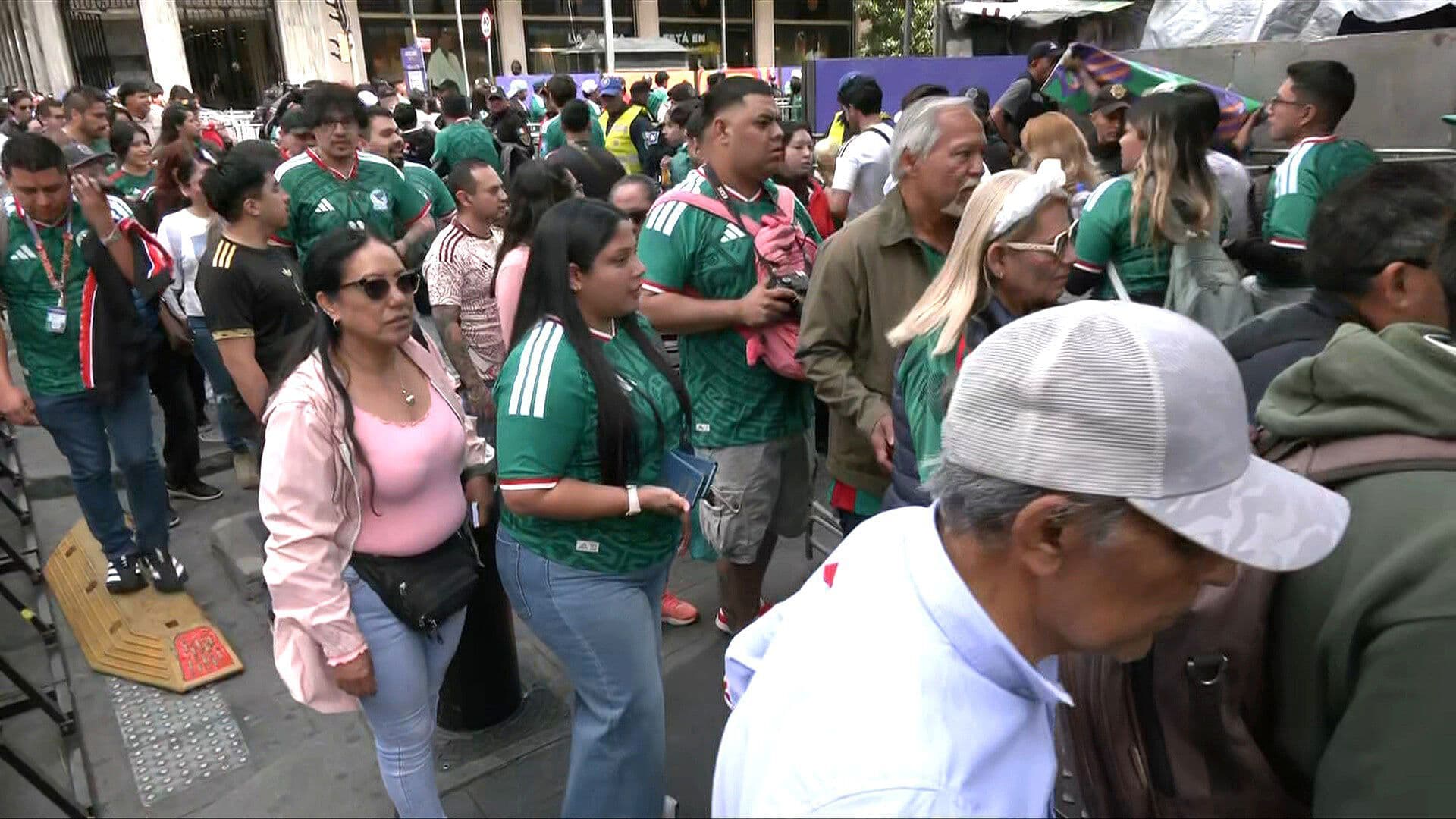 Abarrotan Calles Aledañas al Fan Festival del Zócalo; Abren Puertas Antes por Alta Afluencia