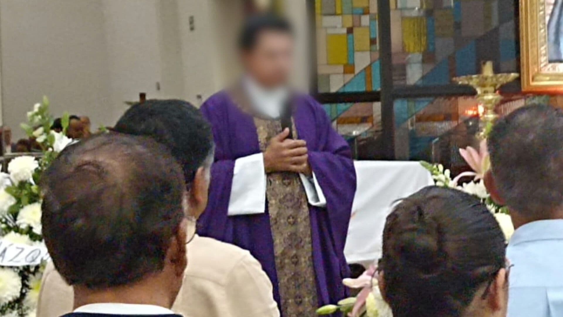 Familia de León, Guanajuato Denuncia a un Sacerdote Falso que Ofrece Misas en Una Funeraria