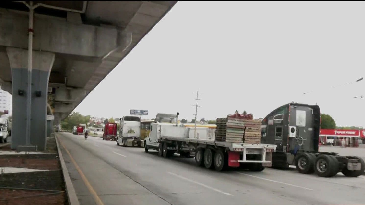 Transportistas se Movilizan en Puebla; Hay Bloqueos Parciales en la México-Puebla