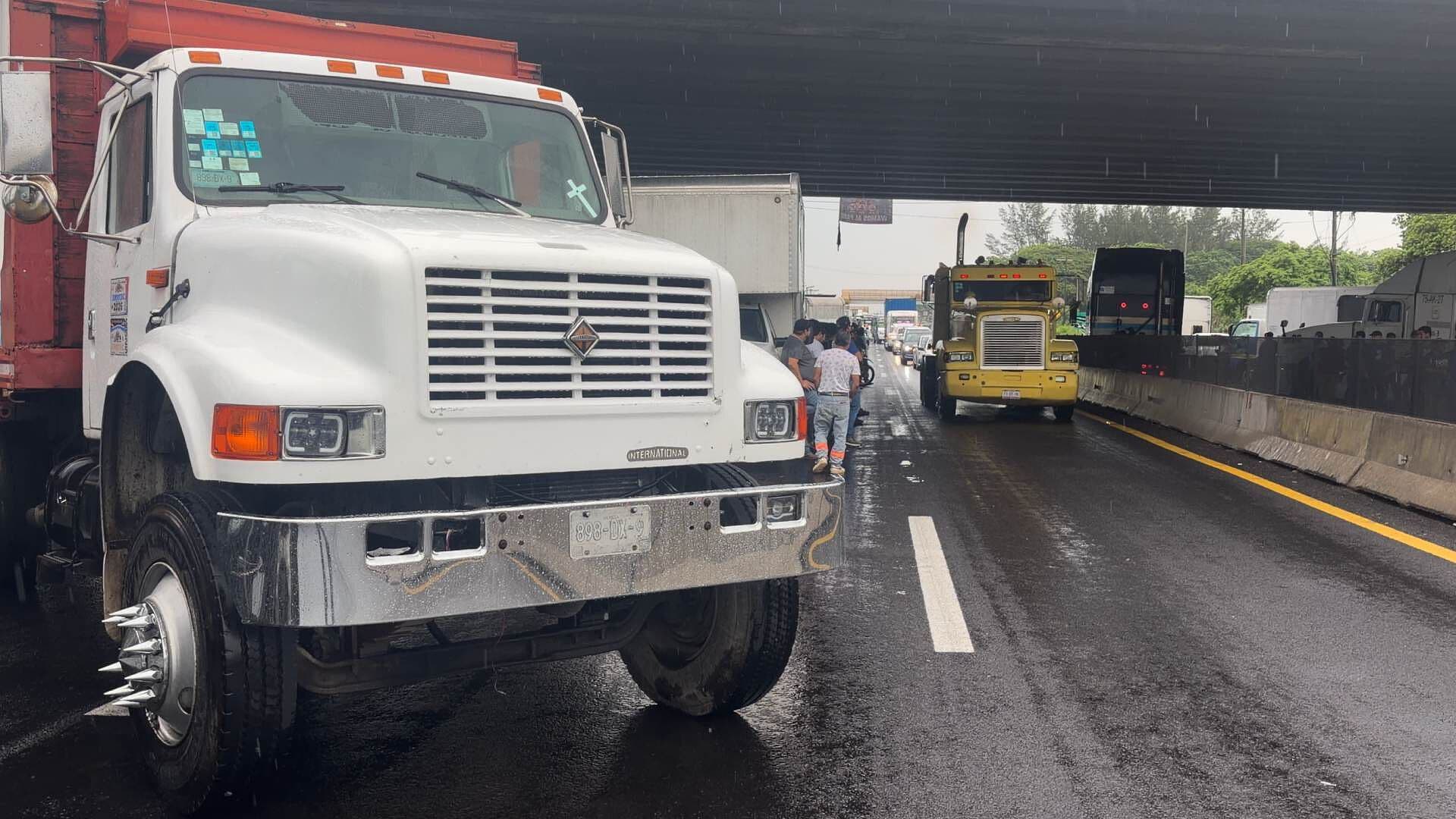 Transportistas AMOTAC Generan Cierre Parcial Carretera Veracruz Cardel Kilómetro Trece y Medio