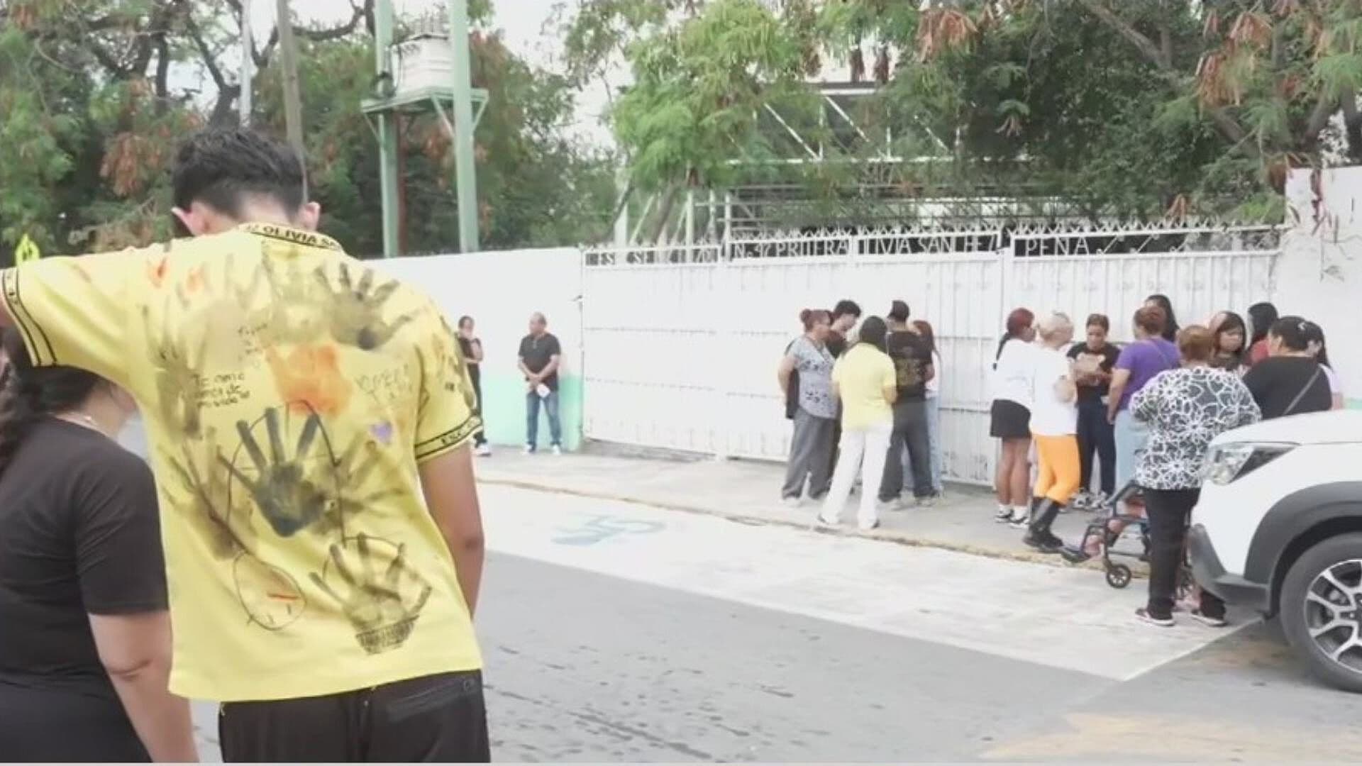 Rinden Homenaje a Héctor en la Secundaria 42 en Colonia Valle Verde en Monterrey