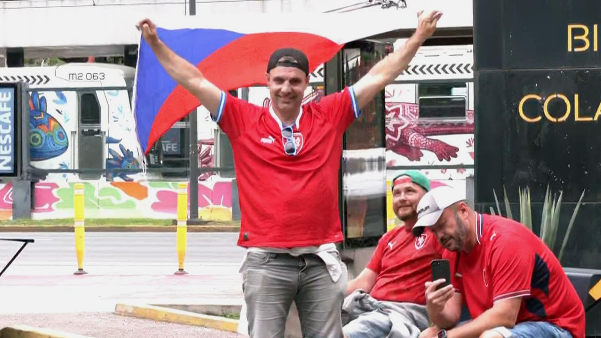 Así Vive la Comunidad Checa la Fiesta Mundialista en Coyoacán, CDMX, Previo al Partido.